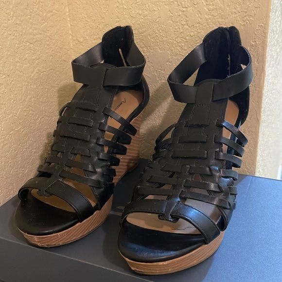 Black women’s wedges - Picture 3 of 6